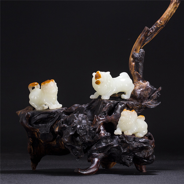 天然籽料真皮獅子手玩件，百獸之王白玉擺件