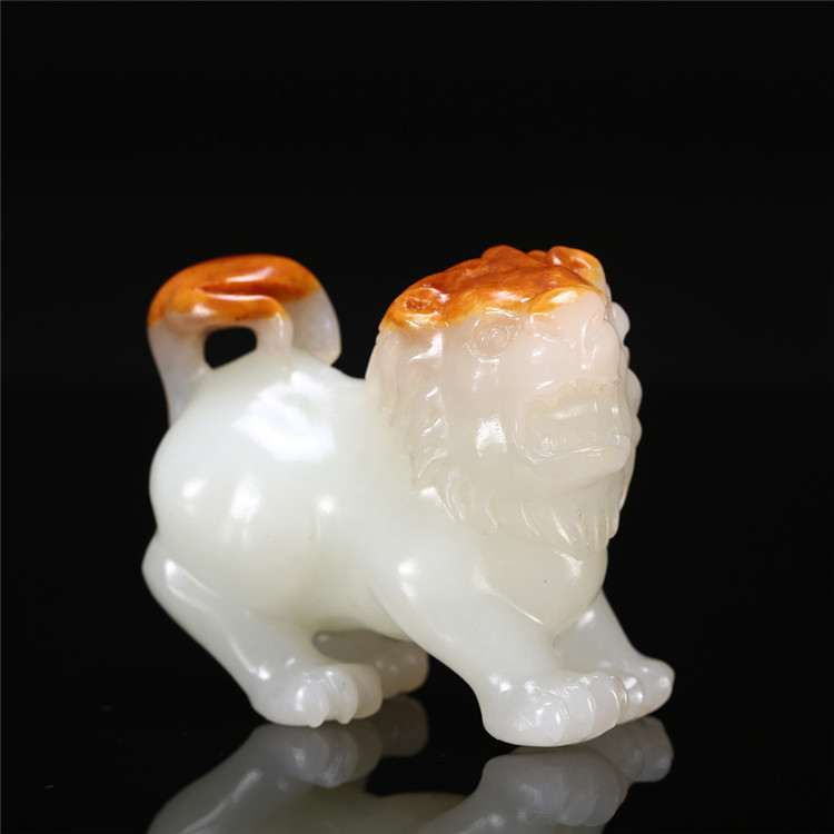 天然籽料真皮獅子手玩件，百獸之王白玉擺件