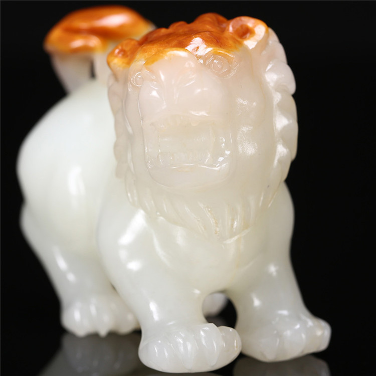 天然籽料真皮獅子手玩件，百獸之王白玉擺件