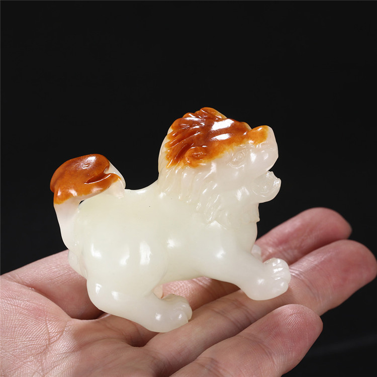 天然籽料真皮獅子手玩件，百獸之王白玉擺件