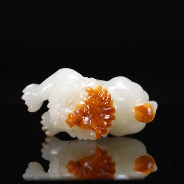 天然籽料真皮獅子手玩件，百獸之王白玉擺件