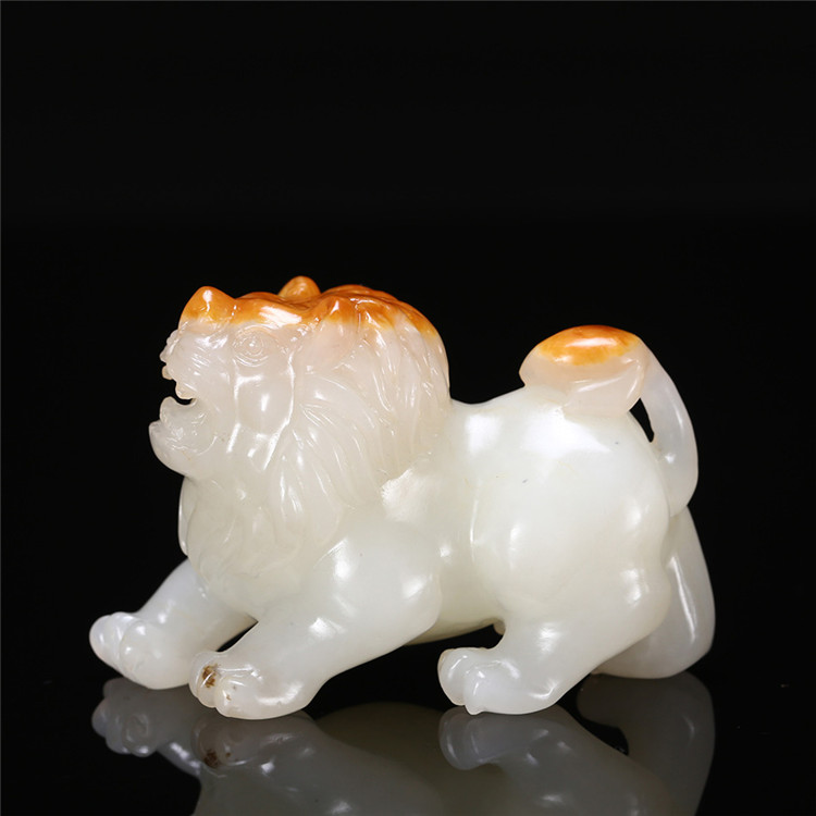 天然籽料真皮獅子手玩件，百獸之王白玉擺件