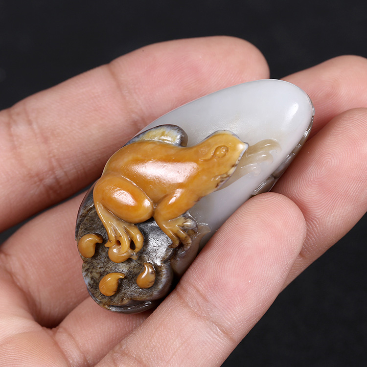 呱呱來財(cái)天然玉石掛件，新疆和田玉青蛙手把件
