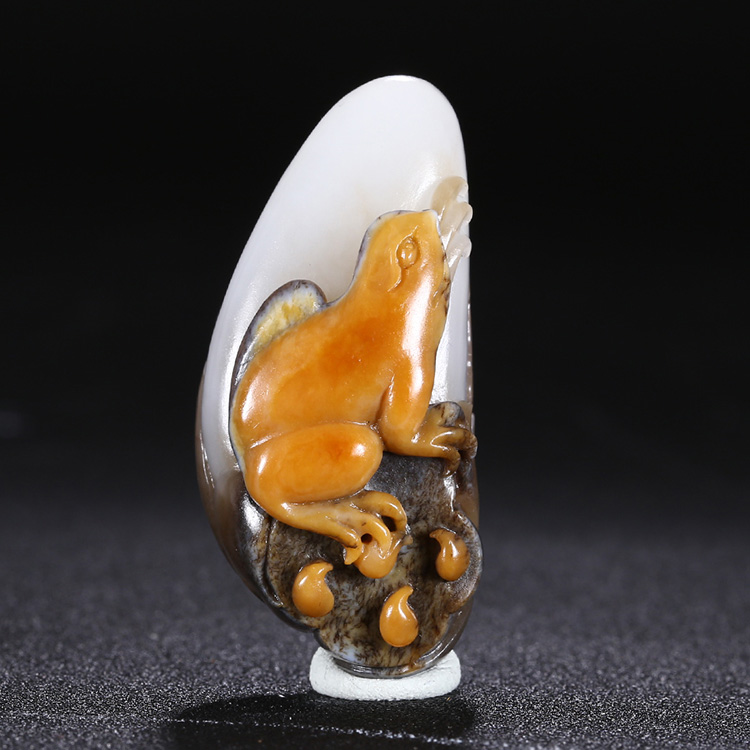 呱呱來財(cái)天然玉石掛件，新疆和田玉青蛙手把件