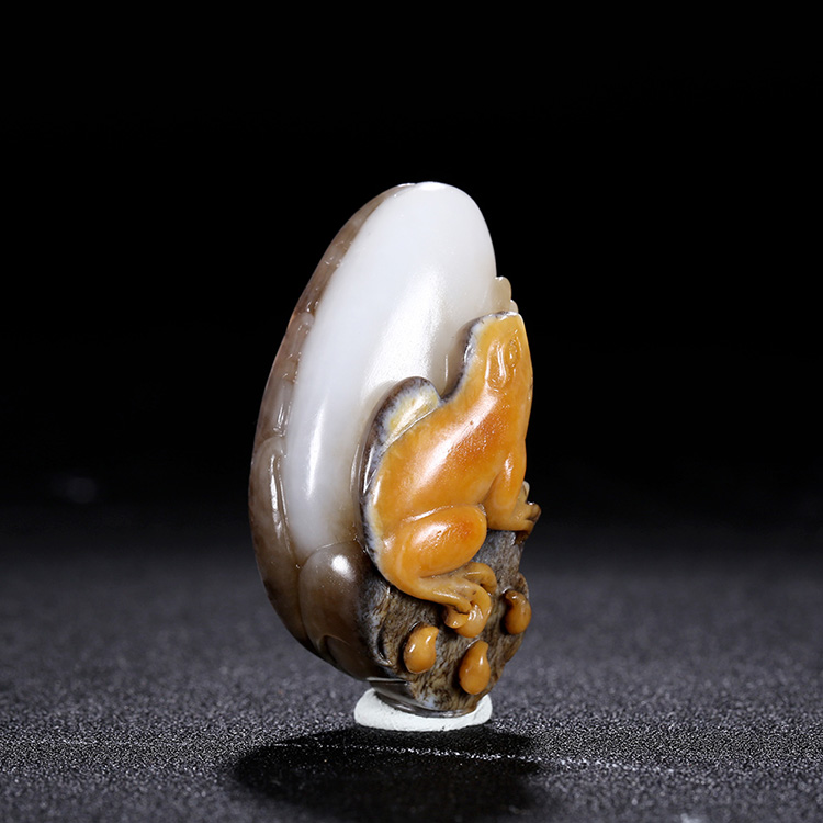 呱呱來財(cái)天然玉石掛件，新疆和田玉青蛙手把件