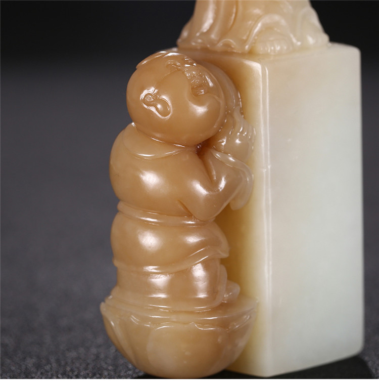 童子拜觀音白玉印章，立體圓雕和田玉手把件