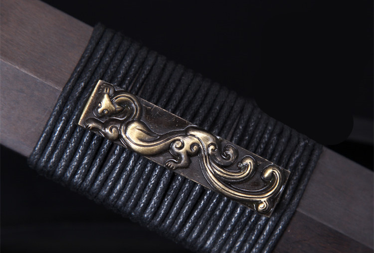 劍氣凌然龍泉小漢劍短劍，四面花紋鋼冷兵器