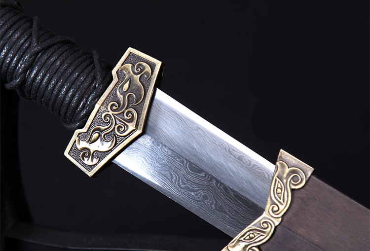 劍氣凌然龍泉小漢劍短劍，四面花紋鋼冷兵器