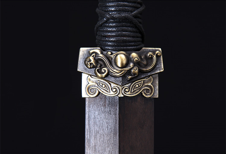 劍氣凌然龍泉小漢劍短劍，四面花紋鋼冷兵器