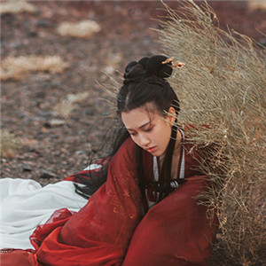 紅衣冷艷古風(fēng)女子真人頭像，女生古風(fēng)qq頭像
