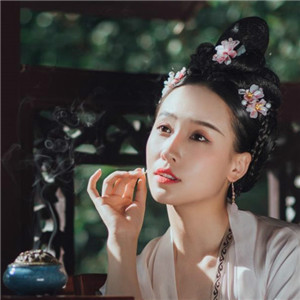 深深庭院美人古風(fēng)頭像，漢服真人頭像qq頭像