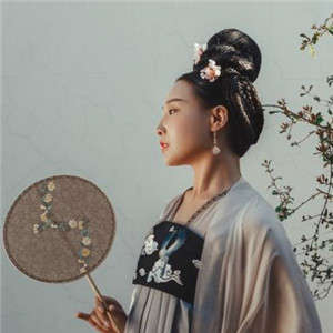 深深庭院美人古風(fēng)頭像，漢服真人頭像qq頭像