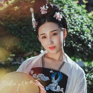 深深庭院美人古風(fēng)頭像，漢服真人頭像qq頭像