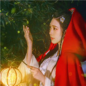 夜深庭間女子古風(fēng)頭像大全，紅斗篷美人qq頭像