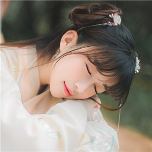 庭院花間漢服少女頭像，古風真人唯美qq頭像