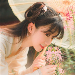 庭院花間漢服少女頭像，古風真人唯美qq頭像