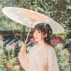 庭院花間漢服少女頭像，古風真人唯美qq頭像