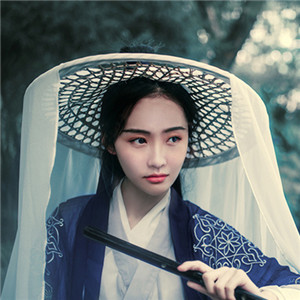 瀟灑肆意古風(fēng)飲酒女子頭像，好看的真人頭像