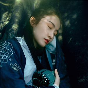 瀟灑肆意古風(fēng)飲酒女子頭像，好看的真人頭像