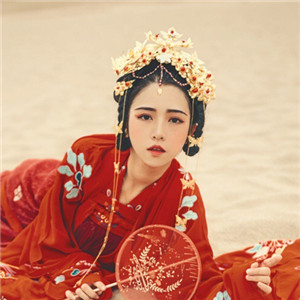 大漠黃沙嫁衣紅裳女子頭像，古風艷麗真人頭像