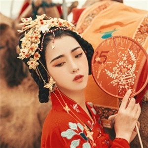 大漠黃沙嫁衣紅裳女子頭像，古風艷麗真人頭像