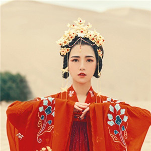 大漠黃沙嫁衣紅裳女子頭像，古風艷麗真人頭像