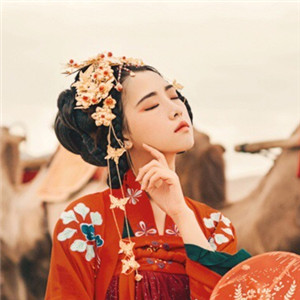 大漠黃沙嫁衣紅裳女子頭像，古風艷麗真人頭像