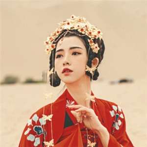 大漠黃沙嫁衣紅裳女子頭像，古風艷麗真人頭像