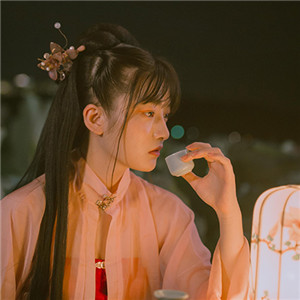夜色杏粉小依獨醉酒古風頭像，女生古風頭像