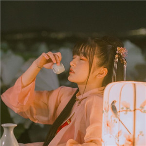 夜色杏粉小依獨醉酒古風頭像，女生古風頭像