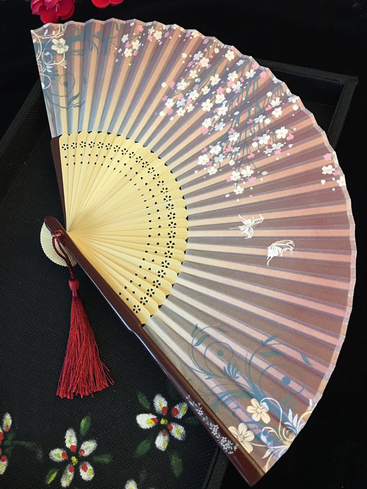 古典福連文苑烤漆邊真絲櫻花竹折扇