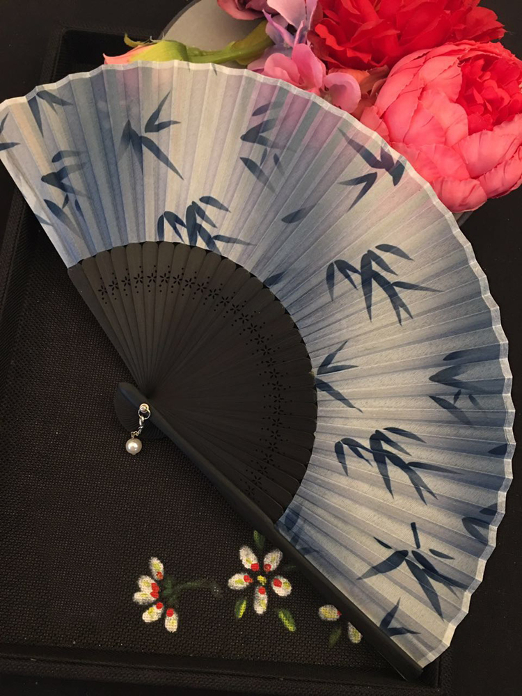 古典福連文苑烤漆邊真絲櫻花竹折扇