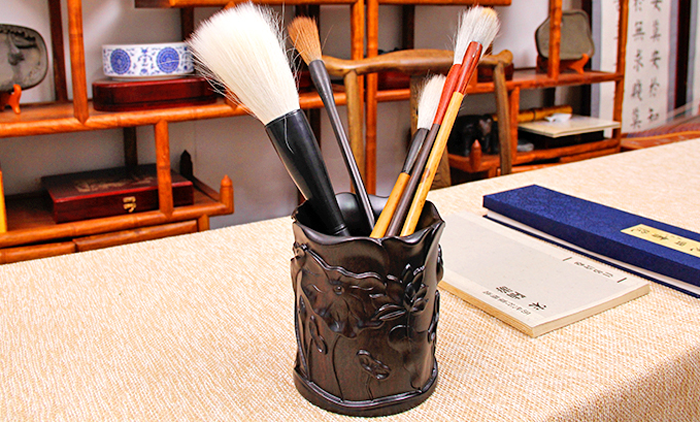 簡(jiǎn)約復(fù)古學(xué)生黑檀木制大號(hào)毛筆筒