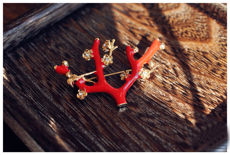 福連文苑文藝復(fù)古紅釉梅花樹枝棲小鳥雅致胸針