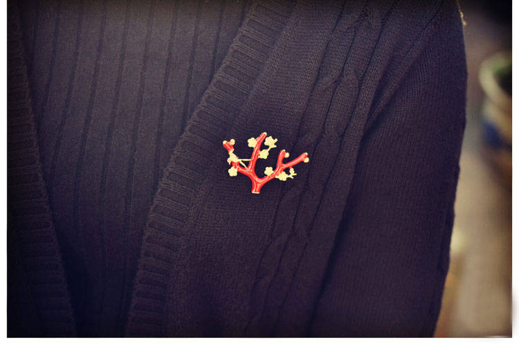 福連文苑文藝復(fù)古紅釉梅花樹枝棲小鳥雅致胸針