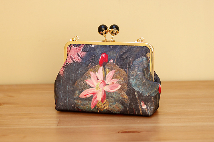 福連文苑復(fù)古水墨荷花斜挎旗袍手工包