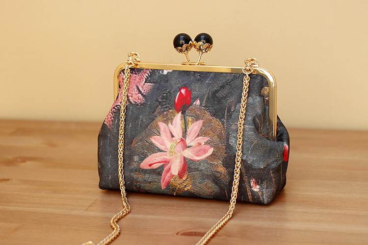 福連文苑復(fù)古水墨荷花斜挎旗袍手工包