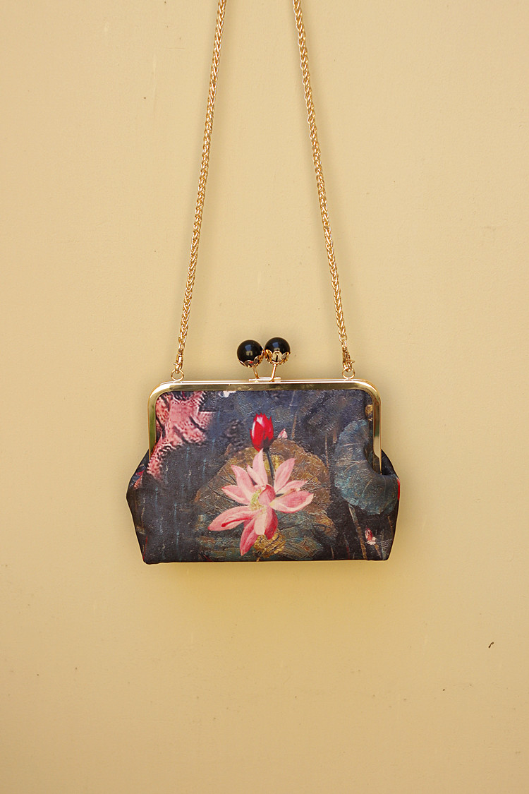 福連文苑復(fù)古水墨荷花斜挎旗袍手工包