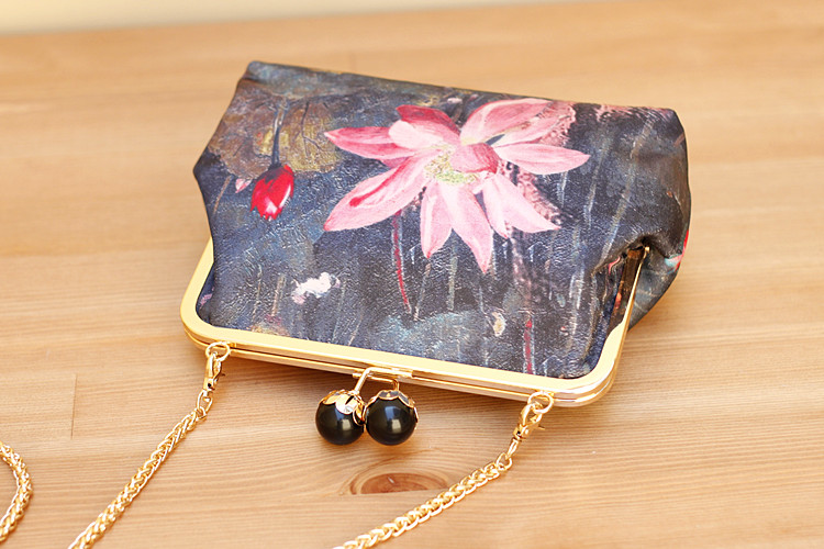 福連文苑復(fù)古水墨荷花斜挎旗袍手工包