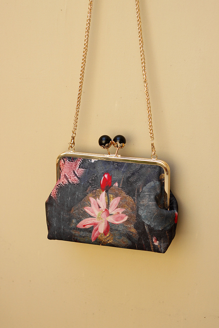 福連文苑復(fù)古水墨荷花斜挎旗袍手工包