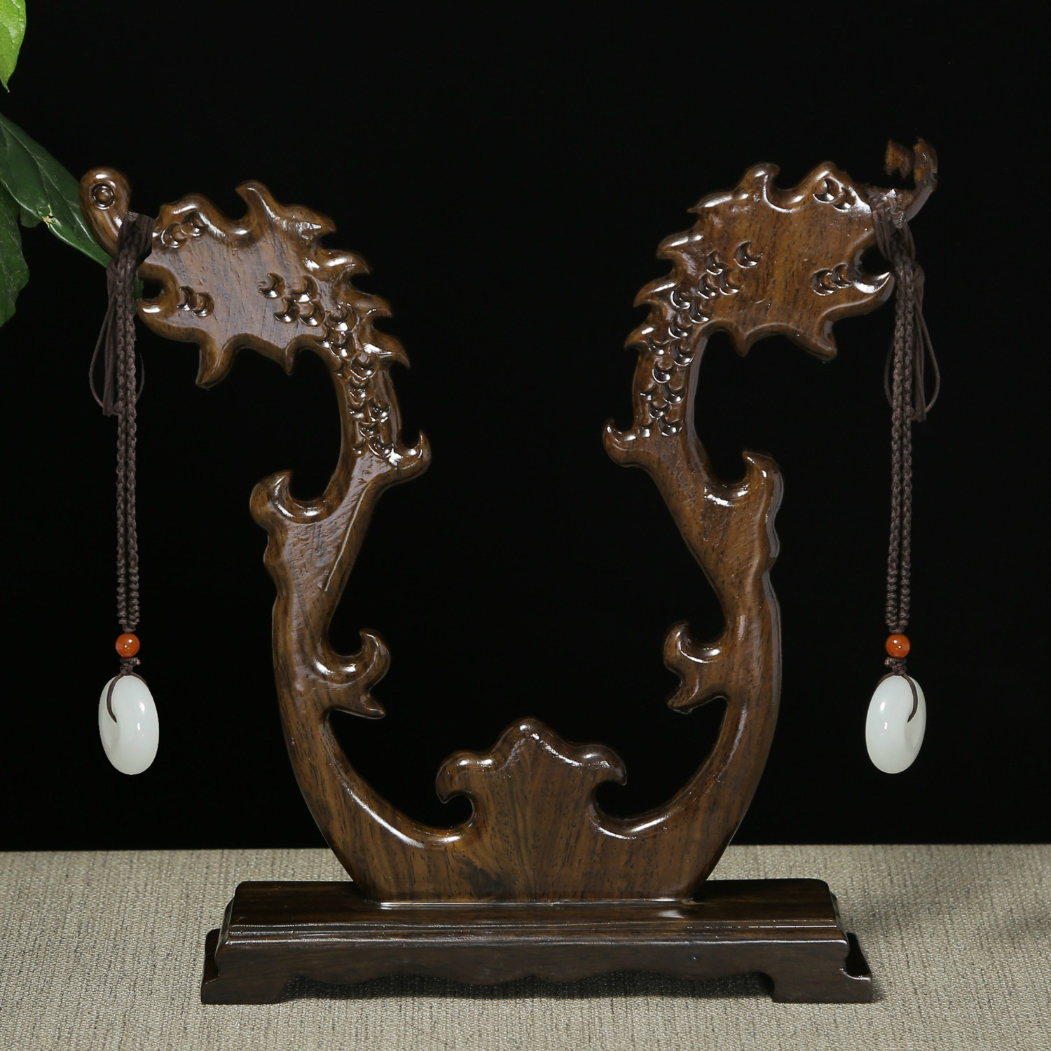 龍頭玉架木雕，細(xì)膩精致木雕