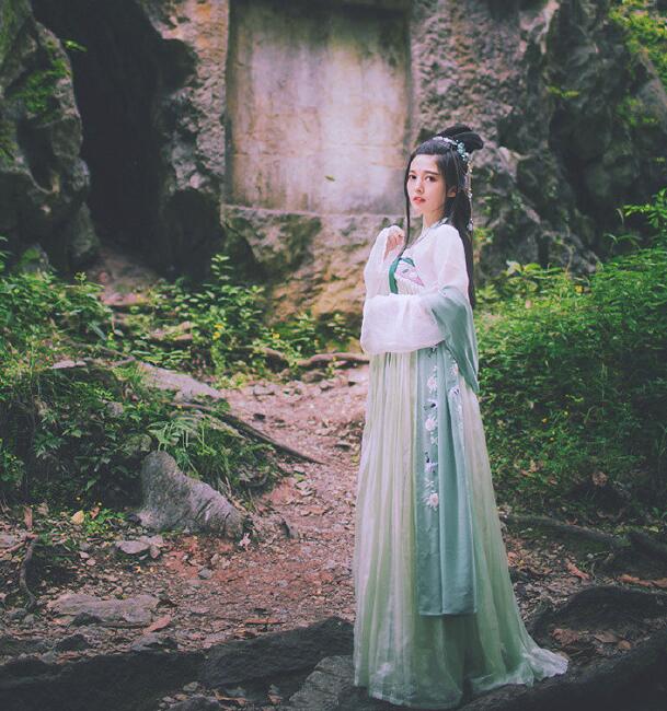 刺繡對襟齊胸襦裙，清新淡雅漢服