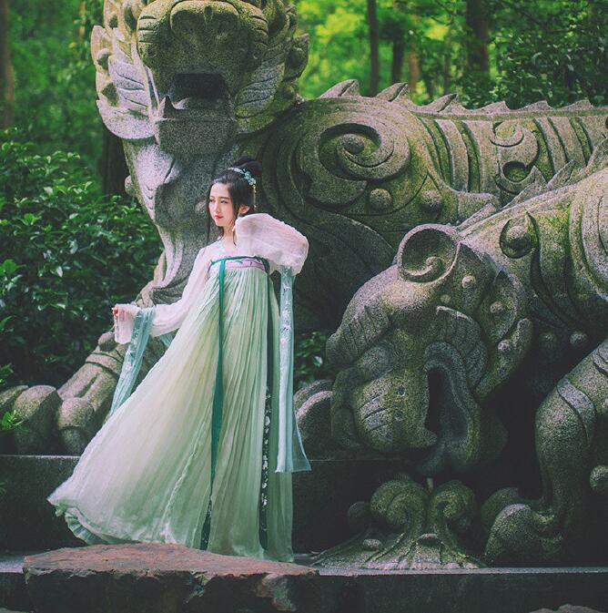 刺繡對襟齊胸襦裙，清新淡雅漢服