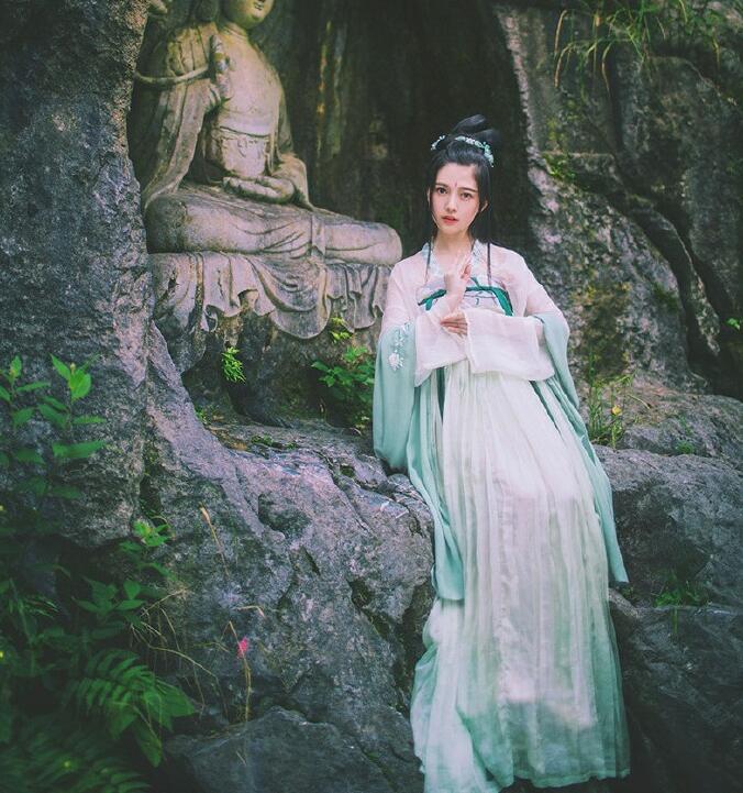 刺繡對襟齊胸襦裙，清新淡雅漢服