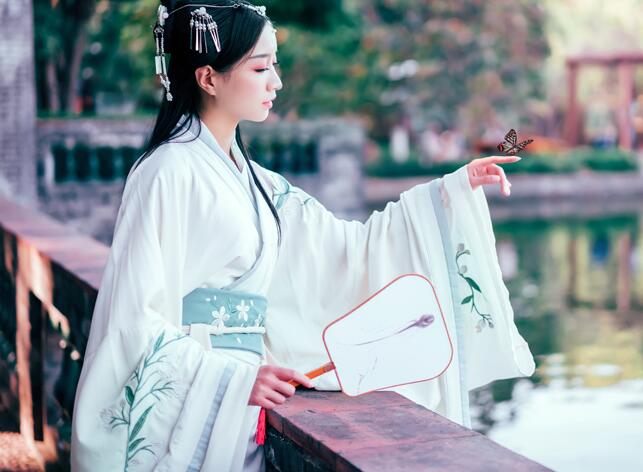 繡花漢服雙繞曲裾，雪紡大袖齊腰襦裙