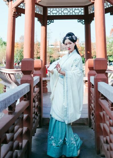 繡花漢服雙繞曲裾，雪紡大袖齊腰襦裙
