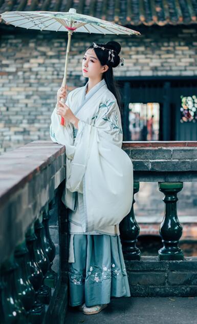 繡花漢服雙繞曲裾，雪紡大袖齊腰襦裙