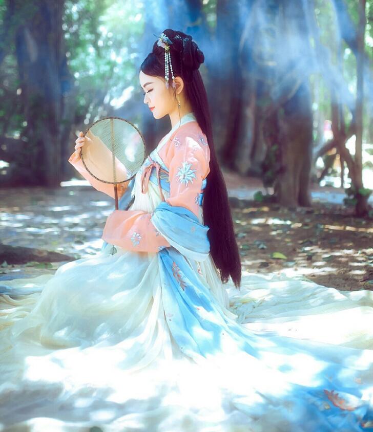復(fù)古漢服齊胸襦裙，新款繡花漢服美女圖片