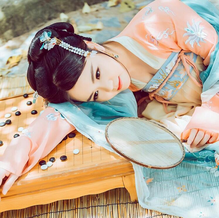 復(fù)古漢服齊胸襦裙，新款繡花漢服美女圖片