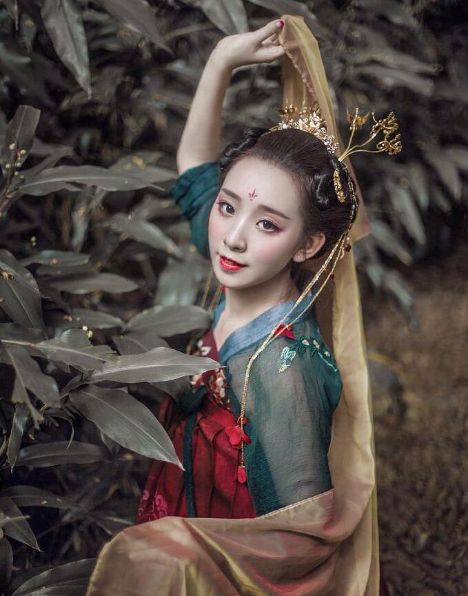 齊胸繡花襦裙對(duì)襟漢服，刺繡紅色印花漢服圖片